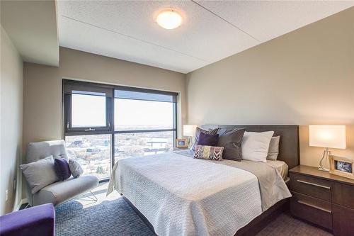 2206 300 Assiniboine Avenue, Winnipeg, MB - Indoor Photo Showing Bedroom