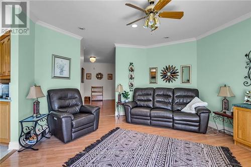 624 Daisy Street, South Stormont (716 - South Stormont (Cornwall) Twp), ON - Indoor Photo Showing Living Room