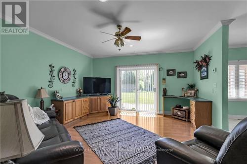 624 Daisy Street, South Stormont (716 - South Stormont (Cornwall) Twp), ON - Indoor Photo Showing Living Room