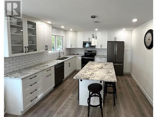 600 17Th Avenue N, Cranbrook, BC - Indoor Photo Showing Kitchen With Double Sink With Upgraded Kitchen