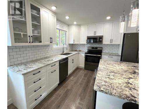 600 17Th Avenue N, Cranbrook, BC - Indoor Photo Showing Kitchen With Double Sink With Upgraded Kitchen