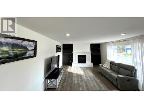 600 17Th Avenue N, Cranbrook, BC - Indoor Photo Showing Living Room With Fireplace