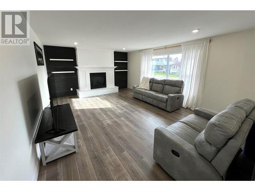 600 17Th Avenue N, Cranbrook, BC - Indoor Photo Showing Living Room With Fireplace