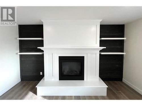 600 17Th Avenue N, Cranbrook, BC - Indoor Photo Showing Living Room With Fireplace