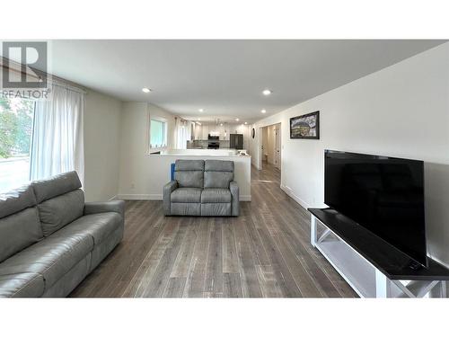 600 17Th Avenue N, Cranbrook, BC - Indoor Photo Showing Living Room