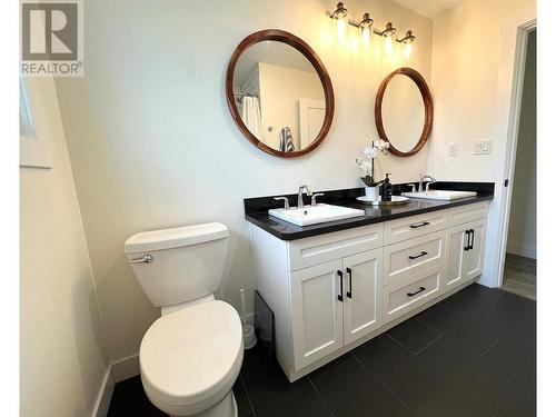 600 17Th Avenue N, Cranbrook, BC - Indoor Photo Showing Bathroom