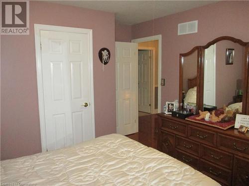 22 Resolute Drive, Hamilton, ON - Indoor Photo Showing Bedroom