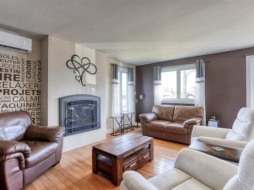 Living room - 981 206E Avenue, Shawinigan, QC - Indoor Photo Showing Living Room With Fireplace