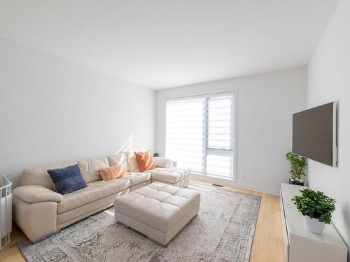 Living room - 722Z Rue Isola-Comtois, Sainte-Julie, QC - Indoor Photo Showing Living Room