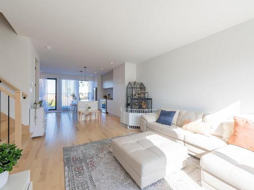 Living room - 722Z Rue Isola-Comtois, Sainte-Julie, QC - Indoor Photo Showing Living Room