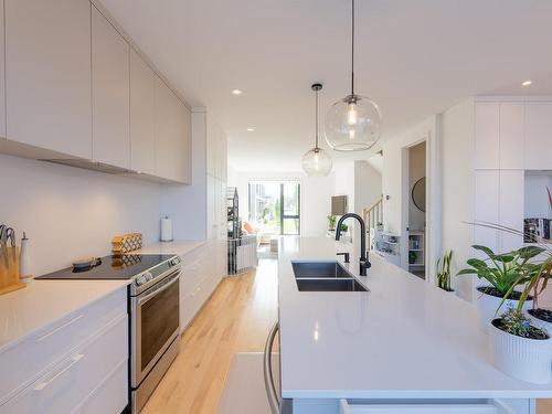 Kitchen - 722Z Rue Isola-Comtois, Sainte-Julie, QC - Indoor Photo Showing Kitchen With Double Sink With Upgraded Kitchen