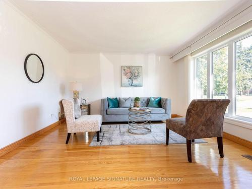 40 Hart Ave, Toronto, ON - Indoor Photo Showing Living Room