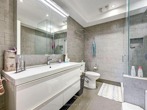 40 Cavell Ave, Toronto, ON - Indoor Photo Showing Bathroom