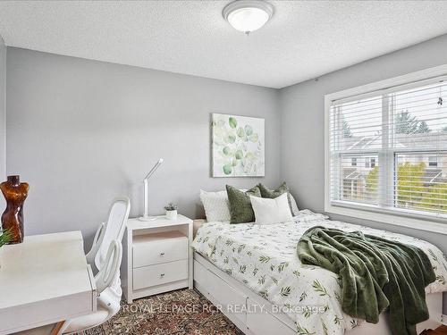 14-240 London Rd W, Guelph, ON - Indoor Photo Showing Bedroom