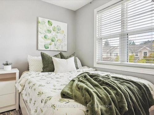 14-240 London Rd W, Guelph, ON - Indoor Photo Showing Bedroom