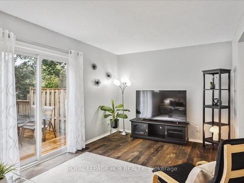 14-240 London Rd W, Guelph, ON - Indoor Photo Showing Living Room