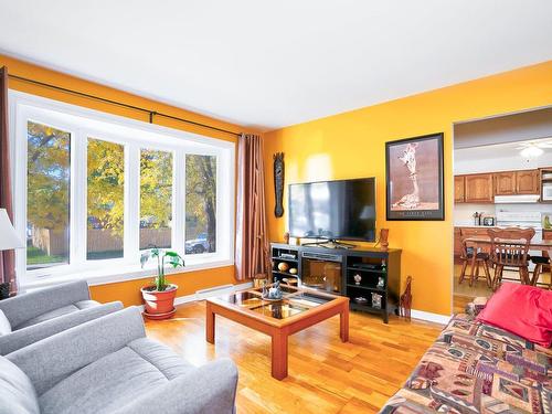 Salon - 648 Rue White, Longueuil (Greenfield Park), QC - Indoor Photo Showing Living Room