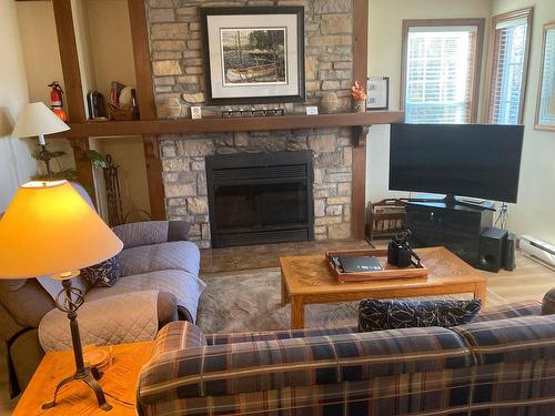 Salon - 1-166 Rue Du Mont-Plaisant, Mont-Tremblant, QC - Indoor Photo Showing Living Room With Fireplace