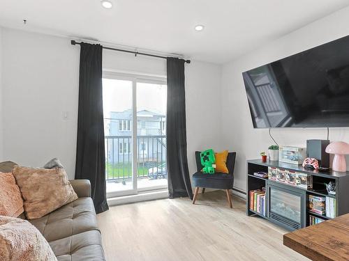 Salon - 136 Rue St-Lambert, Salaberry-De-Valleyfield, QC - Indoor Photo Showing Living Room