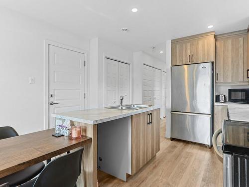 Cuisine - 136 Rue St-Lambert, Salaberry-De-Valleyfield, QC - Indoor Photo Showing Kitchen With Double Sink