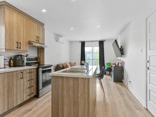 Cuisine - 136 Rue St-Lambert, Salaberry-De-Valleyfield, QC - Indoor Photo Showing Kitchen With Double Sink