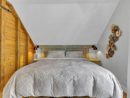 Master bedroom - 25 Ch. Des Trilles Blancs, L'Ange-Gardien, QC - Indoor Photo Showing Bedroom