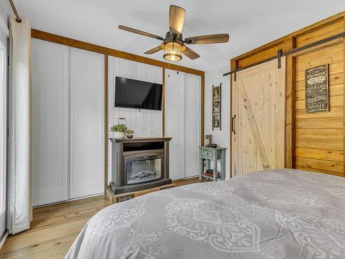 Master bedroom - 25 Ch. Des Trilles Blancs, L'Ange-Gardien, QC - Indoor Photo Showing Bedroom With Fireplace