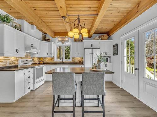 Kitchen - 25 Ch. Des Trilles Blancs, L'Ange-Gardien, QC - Indoor Photo Showing Kitchen With Upgraded Kitchen