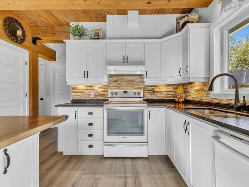 Kitchen - 25 Ch. Des Trilles Blancs, L'Ange-Gardien, QC - Indoor Photo Showing Kitchen With Double Sink