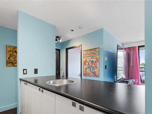 502-1630 Quadra St, Victoria, BC - Indoor Photo Showing Kitchen