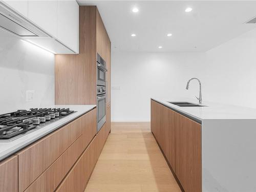 502-2000 Hannington Rd, Langford, BC - Indoor Photo Showing Kitchen With Double Sink With Upgraded Kitchen