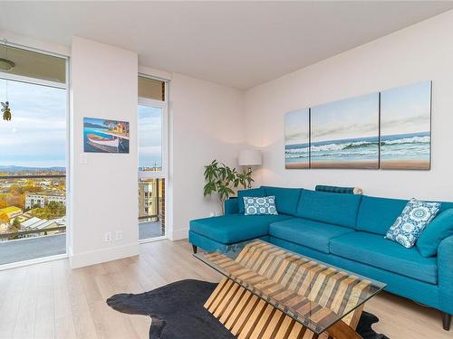 1304-83 Saghalie Rd, Victoria, BC - Indoor Photo Showing Living Room