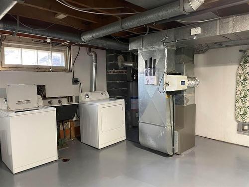 127 Hill Street S, Thunder Bay, ON - Indoor Photo Showing Laundry Room