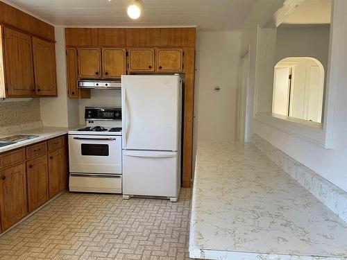 127 Hill Street S, Thunder Bay, ON - Indoor Photo Showing Kitchen