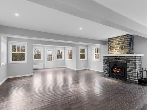 Salle familiale - 1589 Ch. Kelly, Saint-Sauveur, QC - Indoor Photo Showing Living Room With Fireplace