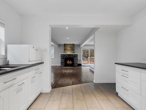 Cuisine - 1589 Ch. Kelly, Saint-Sauveur, QC - Indoor Photo Showing Kitchen With Fireplace