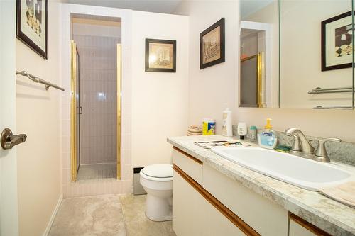 194-1255 Raymer Avenue, Kelowna, BC - Indoor Photo Showing Bathroom