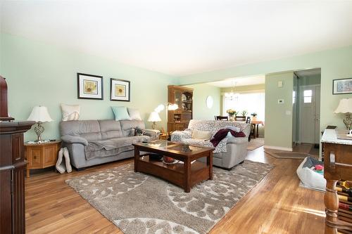 194-1255 Raymer Avenue, Kelowna, BC - Indoor Photo Showing Living Room