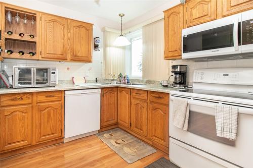 194-1255 Raymer Avenue, Kelowna, BC - Indoor Photo Showing Kitchen