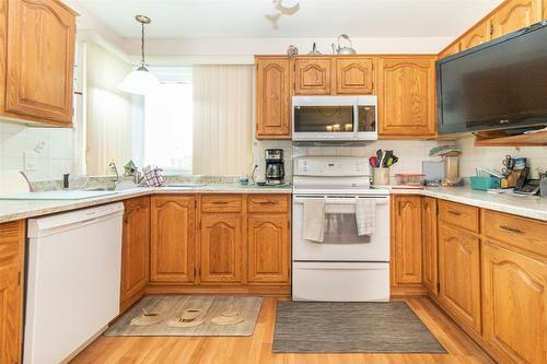 194-1255 Raymer Avenue, Kelowna, BC - Indoor Photo Showing Kitchen