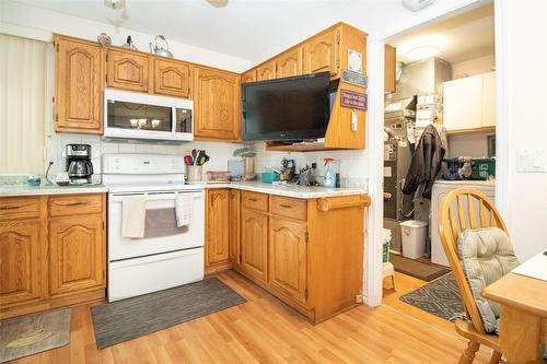 194-1255 Raymer Avenue, Kelowna, BC - Indoor Photo Showing Kitchen