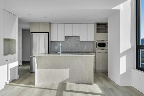 3002-1488 Bertram Street, Kelowna, BC - Indoor Photo Showing Kitchen