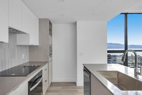 3002-1488 Bertram Street, Kelowna, BC - Indoor Photo Showing Kitchen