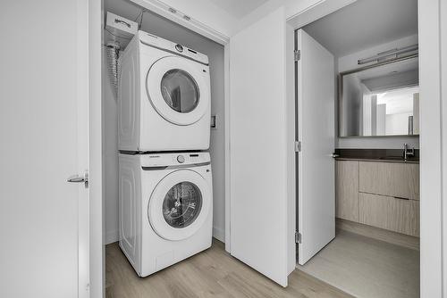 3002-1488 Bertram Street, Kelowna, BC - Indoor Photo Showing Laundry Room