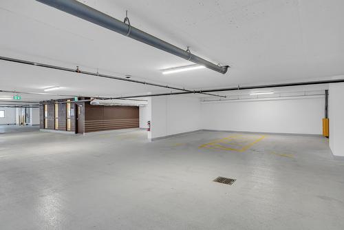 3002-1488 Bertram Street, Kelowna, BC - Indoor Photo Showing Garage