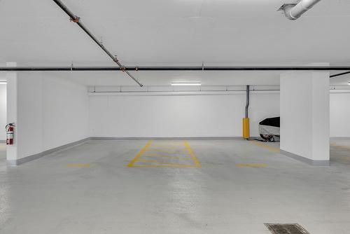 3002-1488 Bertram Street, Kelowna, BC - Indoor Photo Showing Garage