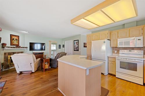 66-615 Glenmeadows Road, Kelowna, BC - Indoor Photo Showing Kitchen