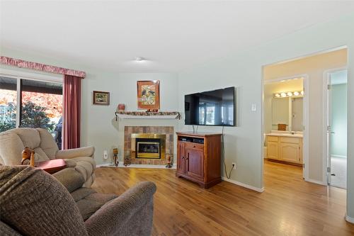 66-615 Glenmeadows Road, Kelowna, BC - Indoor Photo Showing Living Room With Fireplace