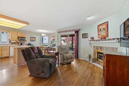 66-615 Glenmeadows Road, Kelowna, BC - Indoor Photo Showing Living Room With Fireplace