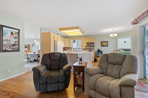 66-615 Glenmeadows Road, Kelowna, BC - Indoor Photo Showing Living Room